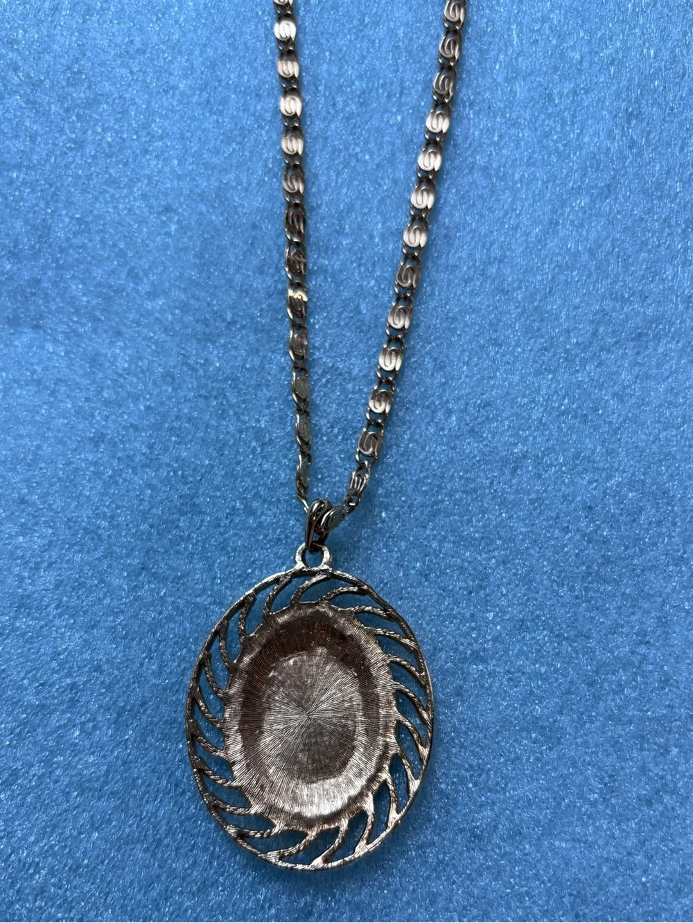 Vintage Gold Tone Red Enamel Oval Pendant necklace